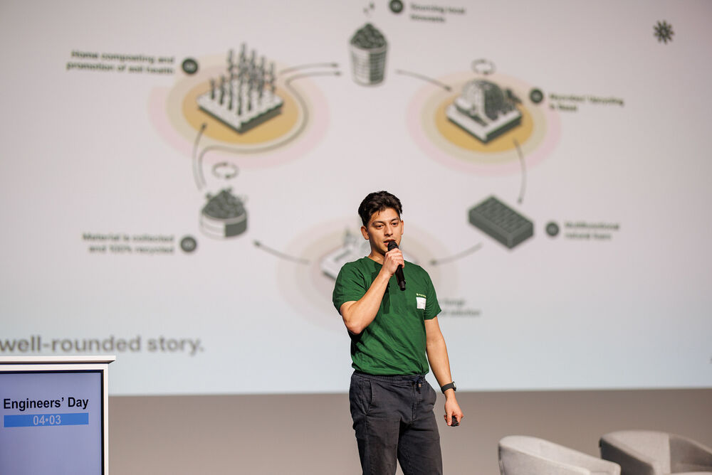 Mosas Pilscheur, Founder & CEO von Mycrobez gab im Pitch Einblicke, wie das Jungunternehmen Biomüll mithilfe von Pilzwurzeln (Myzel) in multifunktionale Naturschaumstoffe verwandelt. Diese können als Verpackung, Dämmstoff oder Düngemittel eingesetzt werden. (Foto: Nicolas Zonvi)